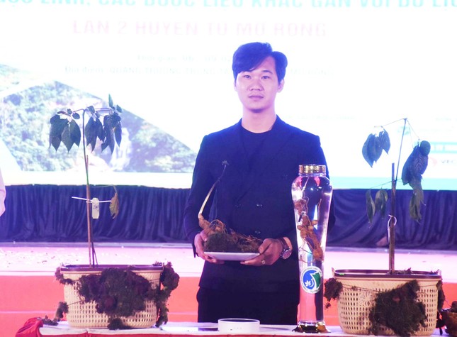 Chiêm ngưỡng củ sâm Ngọc Linh 'khủng' được bán cho đại gia Quảng Nam - Ảnh 2.