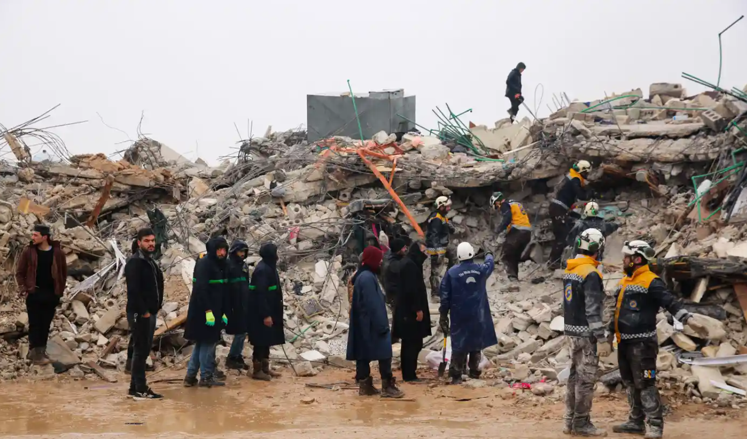 Con số thiệt mạng do động đất ở Thổ Nhĩ Kỳ đã tăng lên 2300 người, khi đội cứu họa đến giải cứu ở vùng nông thôn thì có thể đã quá muộn - Ảnh 3. Con số thiệt mạng do động đất ở Thổ Nhĩ Kỳ đã tăng lên 2300 người, khi đội cứu họa đến giải cứu ở vùng nông thôn thì có thể đã quá muộn - Ảnh 3.