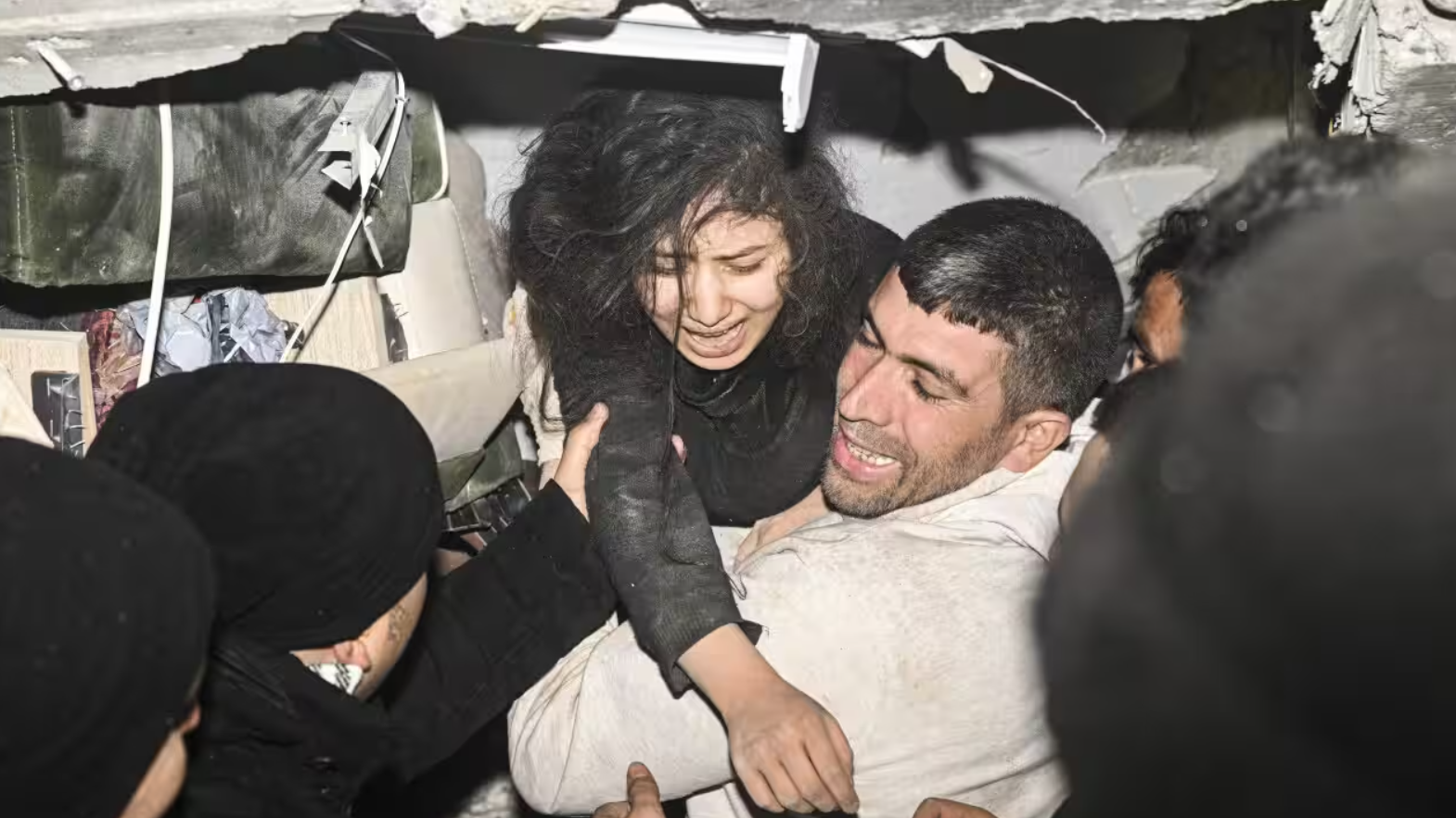 Động đất ở Thổ Nhĩ Kỳ: Số người ch 4300 tăng, khi đội cứu hộ tiếp cận vùng nông thôn có thể đã quá muộn - Ảnh 11. Động đất ở Thổ Nhĩ Kỳ: Số người ch 4300 tăng, khi đội cứu hộ tiếp cận vùng nông thôn có thể đã quá muộn - Ảnh 11.