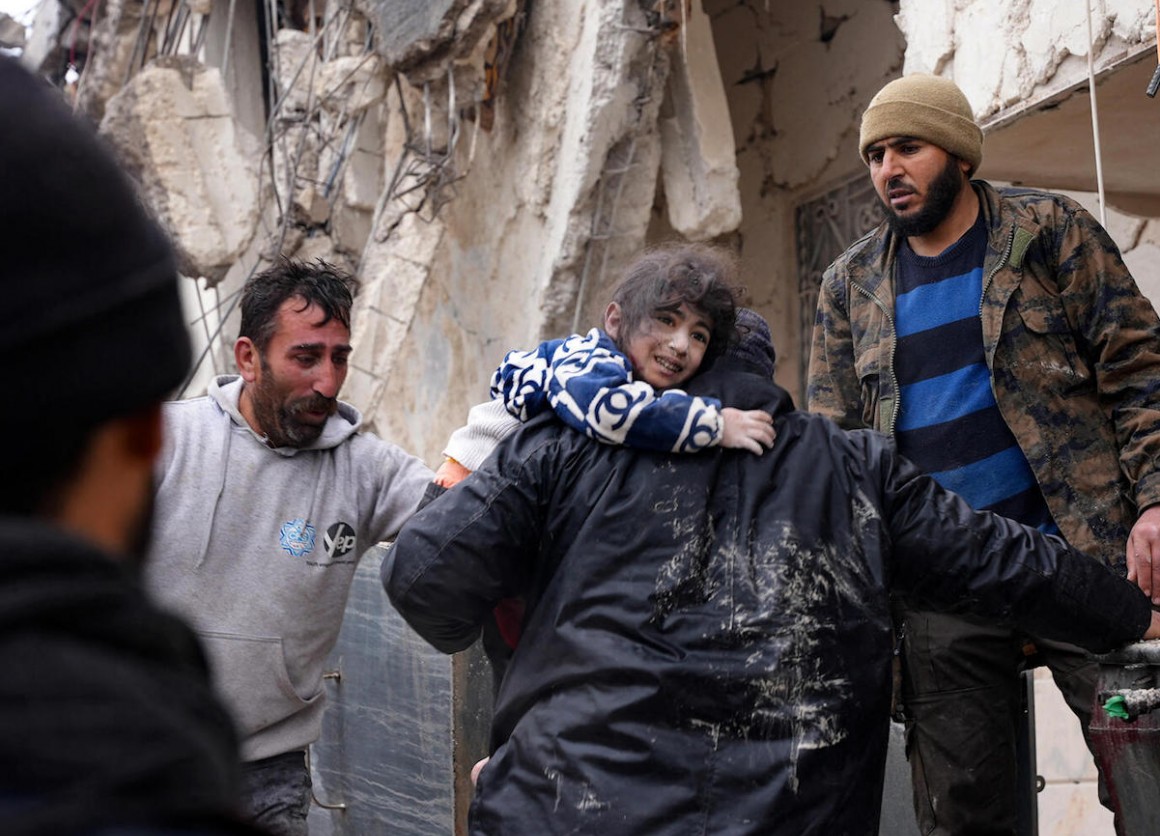 Động đất ở Thổ Nhĩ Kỳ: Số người ch 4300 tăng, khi đội cứu hộ tiếp cận vùng nông thôn có thể đã quá muộn - Ảnh 13. Động đất ở Thổ Nhĩ Kỳ: Số người ch 4300 tăng, khi đội cứu hộ tiếp cận vùng nông thôn có thể đã quá muộn - Ảnh 13.