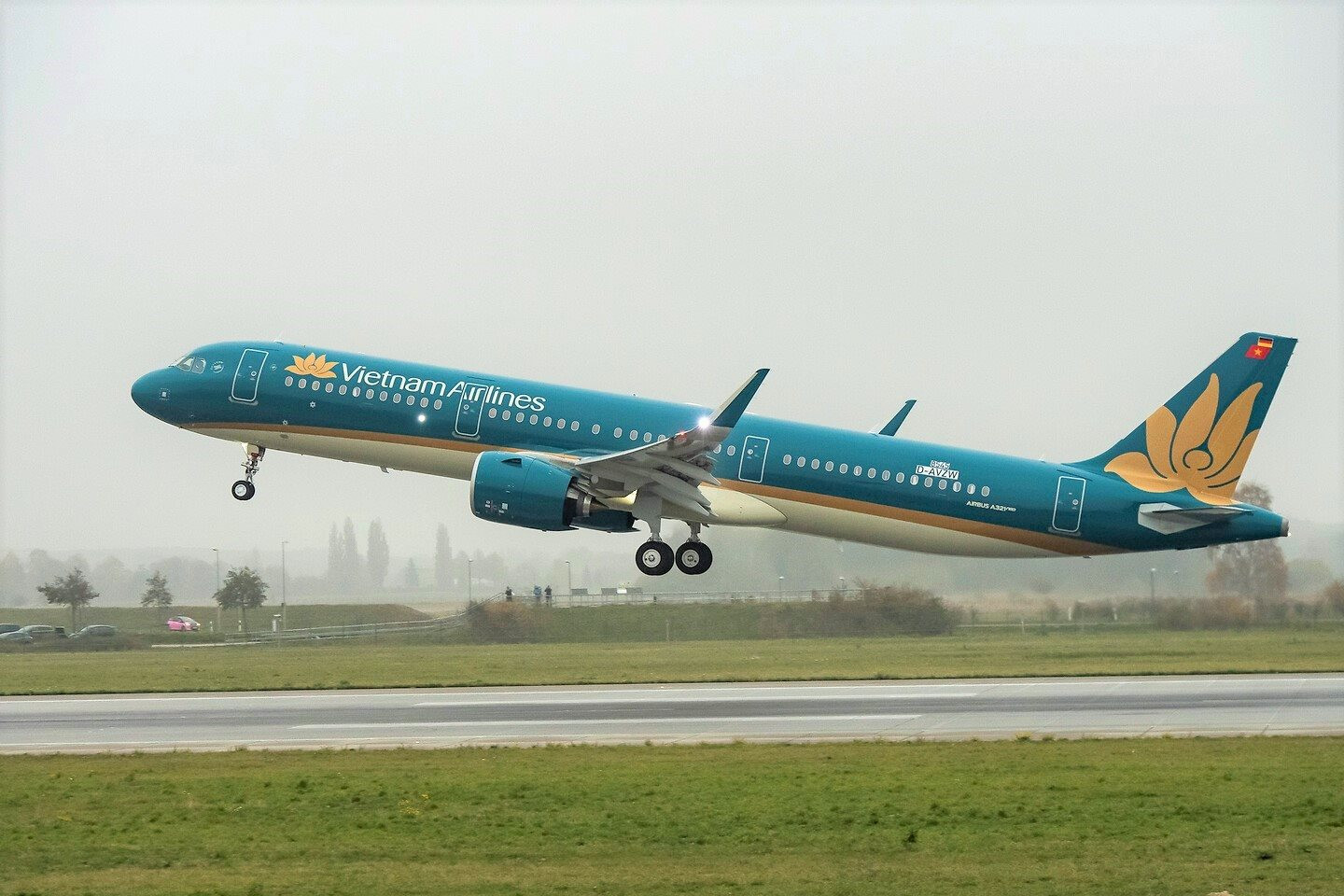 Vietnam Airlines sắp khôi phục hoàn toàn đường bay tới Trung Quốc, hãng hàng không giá rẻ lớn nhất Hàn Quốc cũng sắp nối lại đường bay đến Việt Nam - Ảnh 1.