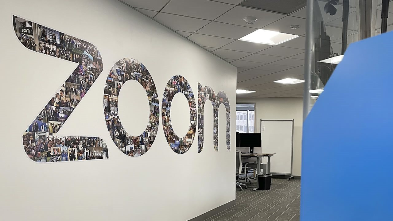 Zoom đuổi việc 1.300 nhân viên, CEO xin lỗi và tuyên bố tự giảm tới 98% lương, không nhận thưởng - Ảnh 2.