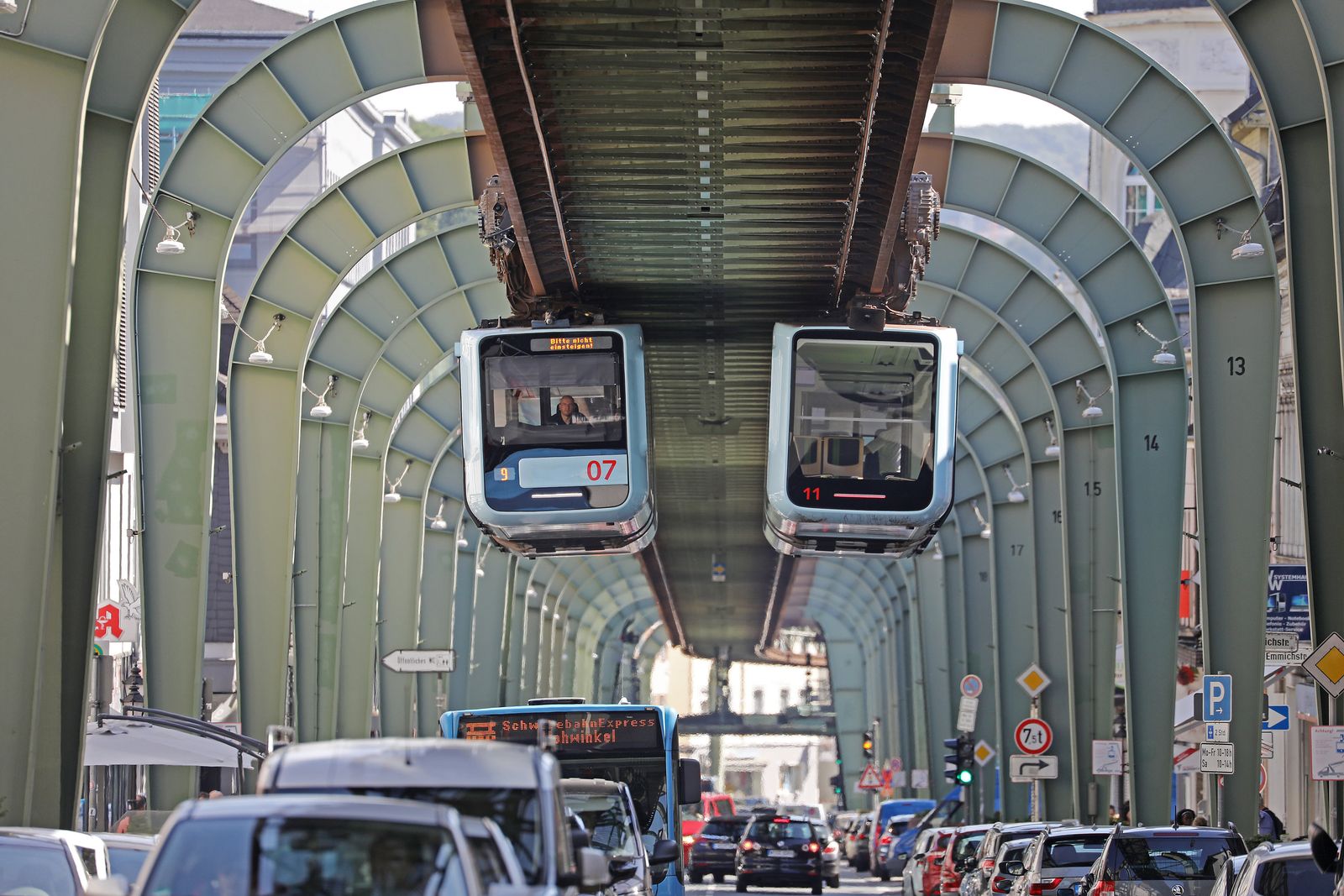 Ghé thăm nước Đức đừng quên trải nghiệm tuyến đường sắt treo đặc biệt và lâu đời nhất thế giới - Ảnh 4. Ghé thăm nước Đức đừng quên trải nghiệm tuyến đường sắt treo đặc biệt và lâu đời nhất thế giới - Ảnh 4.