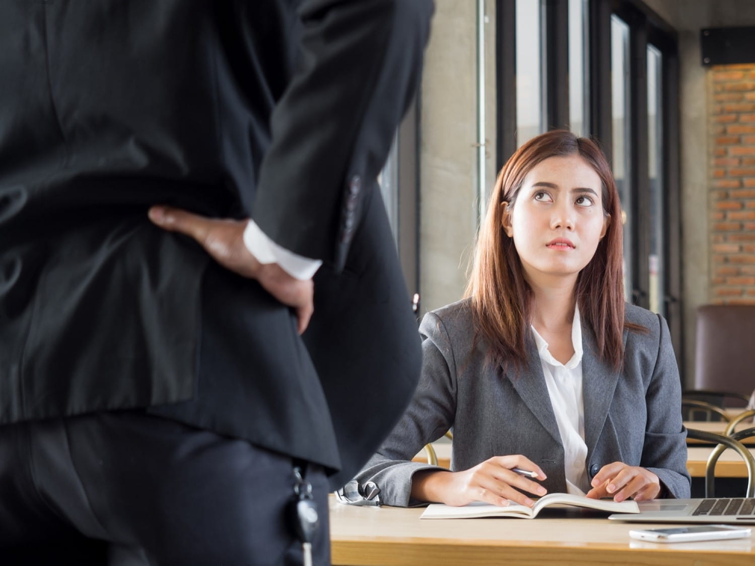 Dấu hiệu nhận biết “bẫy tâm lý” chốn văn phòng để tránh bị thao túng, kiểm soát - Ảnh 1. Dấu hiệu nhận biết “bẫy tâm lý” chốn văn phòng để tránh bị thao túng, kiểm soát - Ảnh 1.
