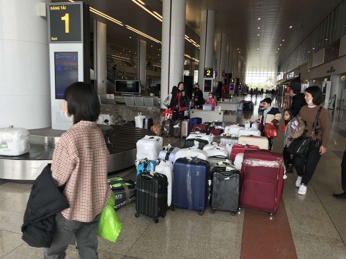 Cấm bay 2 nữ hành khách ăn trộm, chiếm đoạt tài sản người khác tại sân bay - Ảnh 1.