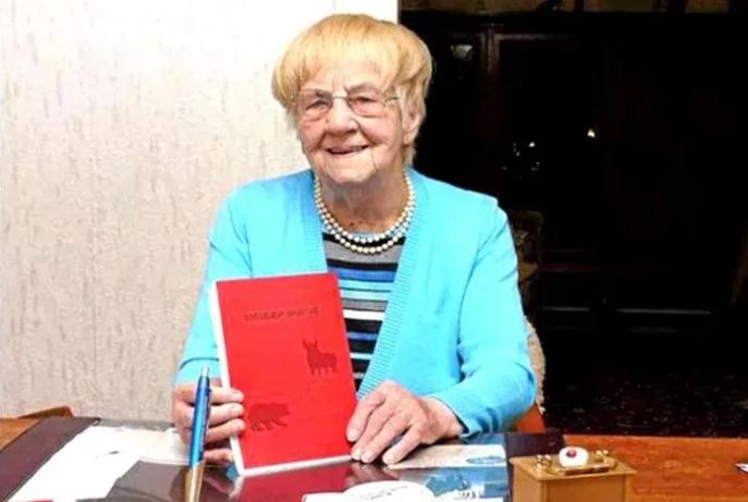 Từ 1000 cổ phiếu mà chồng để lại, cụ bà 75 tuổi đầu tư chứng khoán rồi kiếm 50 tỷ đồng trong 8 năm: &quot;Kỹ xảo&quot; hốt tiền là &quot;mua ở đầu gối và bán ra ở vai&quot; - Ảnh 3.