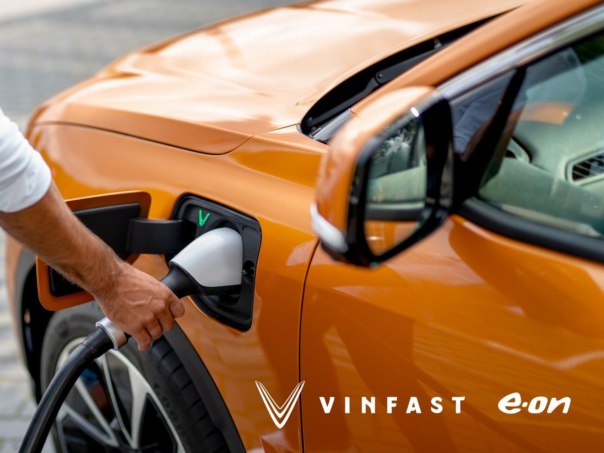 VinFast hợp tác với E.On Drive lắp đặt 200 cổng sạc tại các showroom ở châu Âu - Ảnh 1.