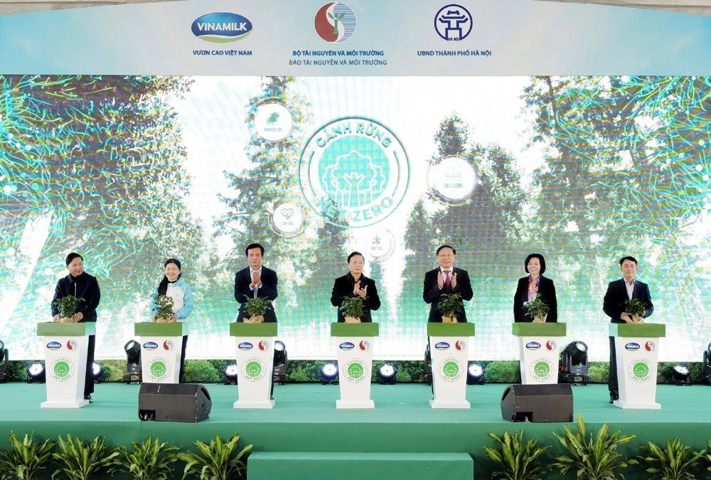 Thúc đẩy mục tiêu Net Zero Carbon năm 2050, Vinamilk khởi động dự án trồng cây tại Hà Nội - Ảnh 1.