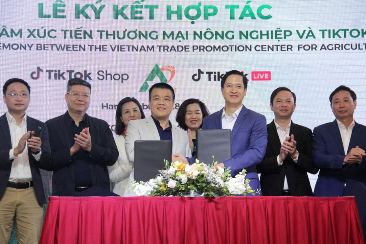 &quot;Ăn nên làm ra&quot; nhờ tính năng bán hàng, TikTok huy động dàn KOL đi bán đặc sản Việt Nam, có thể ship ngay trong 24h - Ảnh 1.