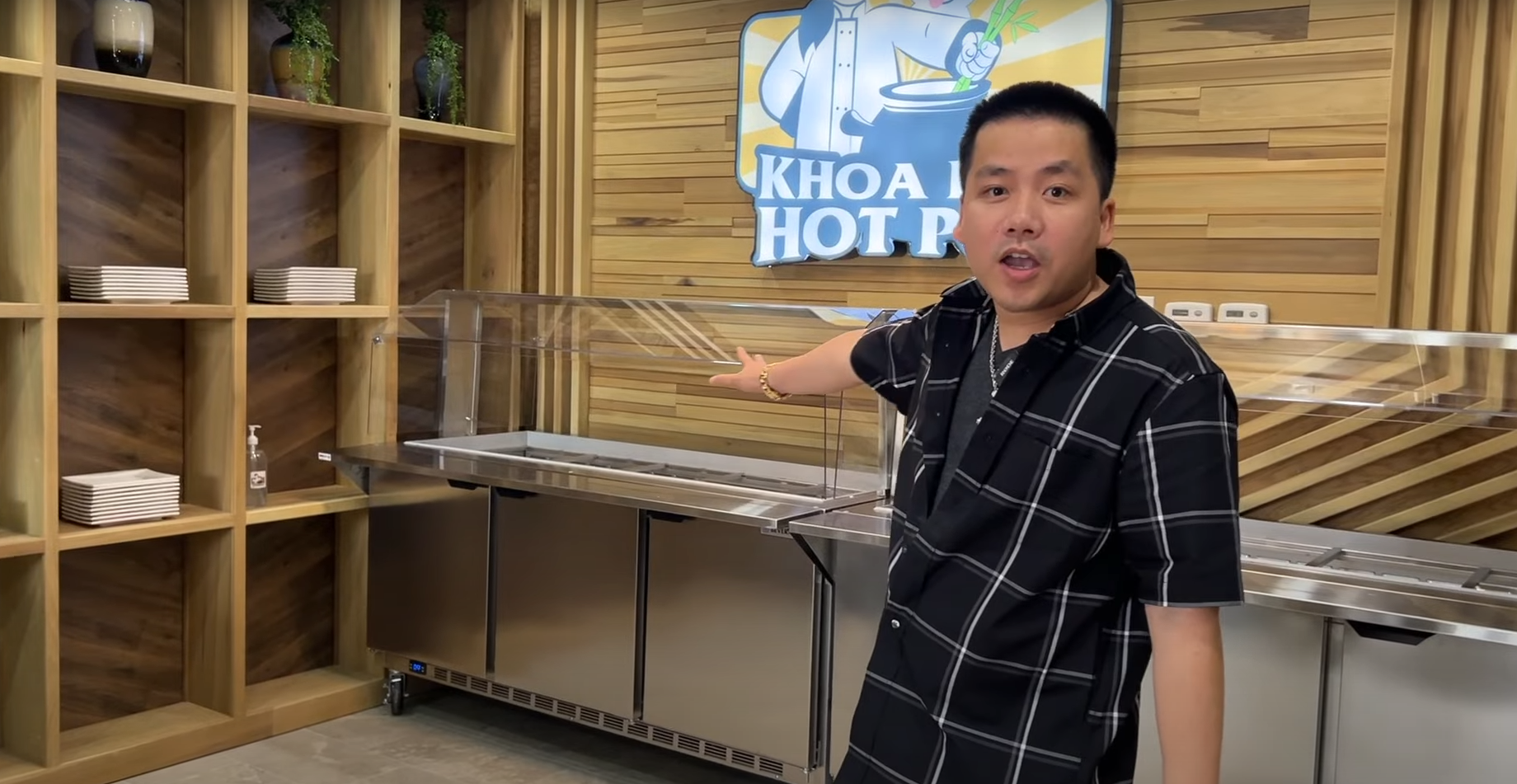 Khoa Pug công khai giá bán buffet khi khai trương nhà hàng lẩu 23 tỷ, tuyên bố chỉ &quot;rẻ bằng 1 tô phở&quot;  - Ảnh 1.