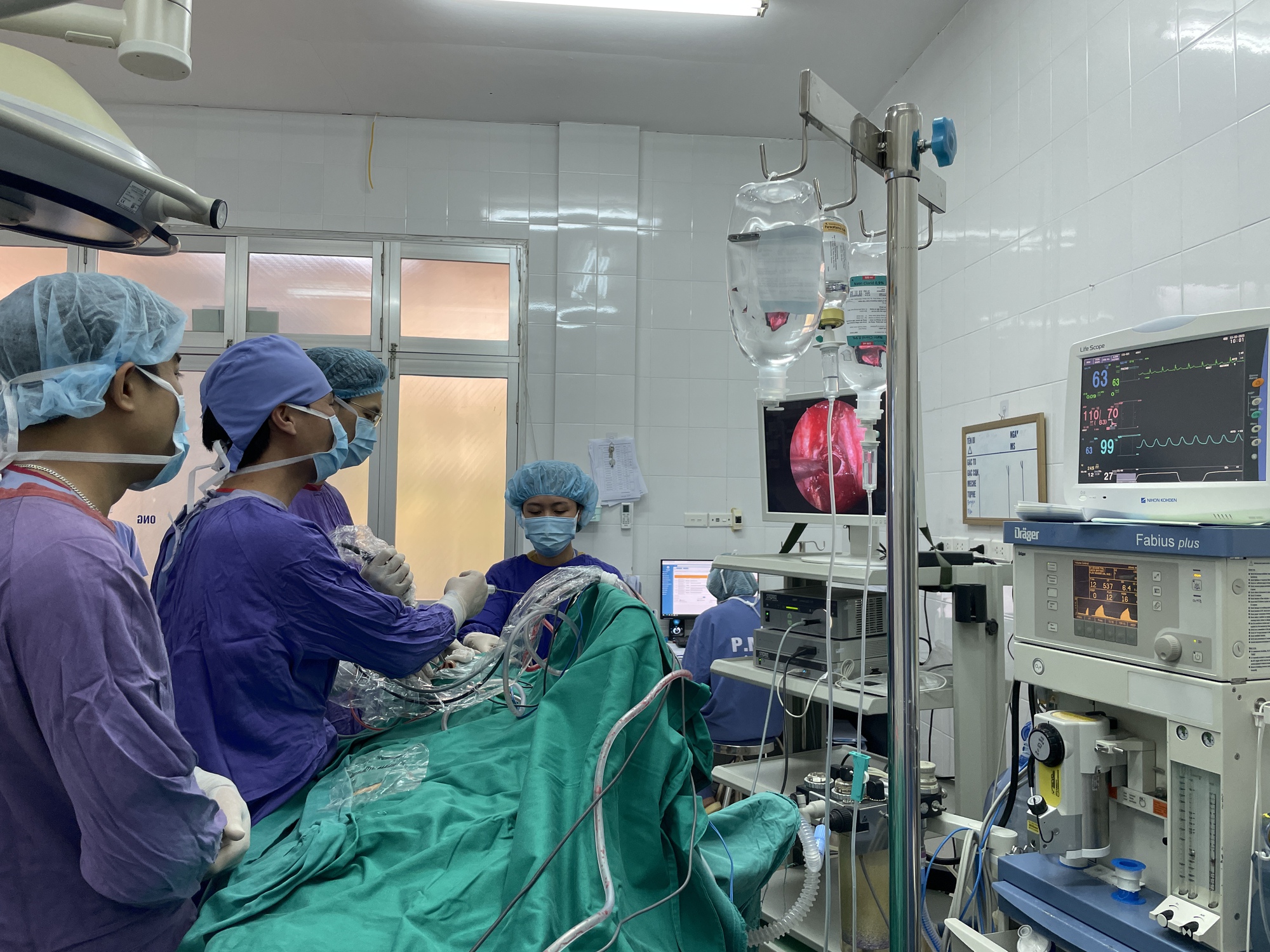 Cạn vật tư, Bệnh viện Việt Đức sẽ hạn chế mổ phiên đến khi nào? - Ảnh 1.
