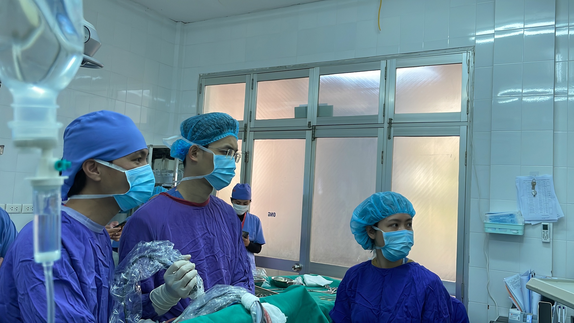 Cạn vật tư, Bệnh viện Việt Đức sẽ hạn chế mổ phiên đến khi nào? - Ảnh 2.