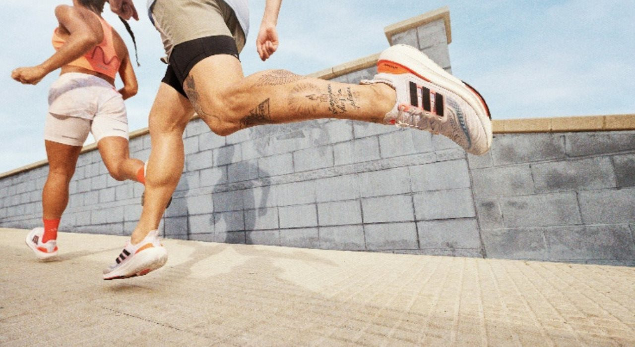 Có núi giày tỷ đô nhưng Adidas bán không được, bỏ cũng không xong: Uy quyền của dư luận khủng khiếp đến mức nào? - Ảnh 3. Có núi giày tỷ đô nhưng Adidas bán không được, bỏ cũng không xong: Uy quyền của dư luận khủng khiếp đến mức nào? - Ảnh 3.