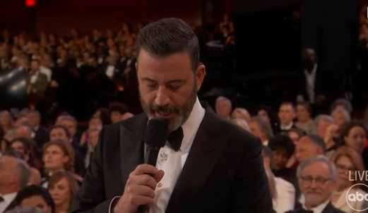 Khung hình kém duyên nhất Oscar 2023: MC hỏi thần đồng Nobel chuyện tế nhị, ai ngờ mỹ nhân đằng sau mới là tâm điểm chỉ trích - Ảnh 1. Khung hình kém duyên nhất Oscar 2023: MC hỏi thần đồng Nobel chuyện tế nhị, ai ngờ mỹ nhân đằng sau mới là tâm điểm chỉ trích - Ảnh 1.