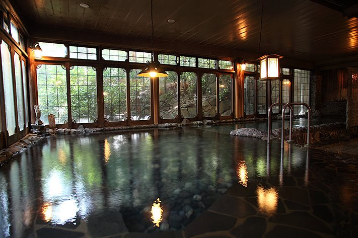 Bê bối đáng thất vọng: 1 khách sạn suối nước nóng trăm năm tuổi của Nhật Bản bị tố cả năm chỉ thay nước bể tắm 2 lần, chủ tịch đã tự sát - Ảnh 1.