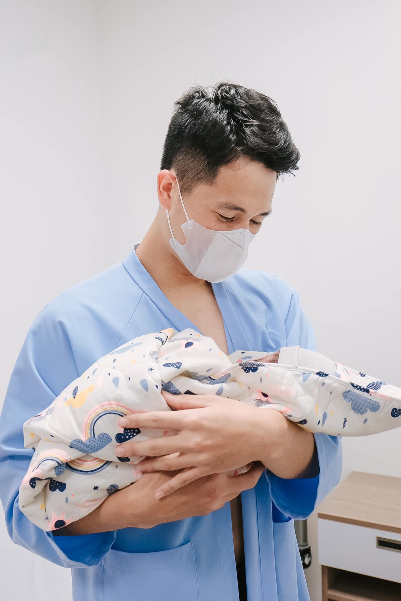 Cô gái Điện Biên yêu trung vệ điển trai 8 năm mới cưới, giờ ở biệt thự bạc tỷ, sinh quý tử kháu khỉnh - Ảnh 4. Cô gái Điện Biên yêu trung vệ điển trai 8 năm mới cưới, giờ ở biệt thự bạc tỷ, sinh quý tử kháu khỉnh - Ảnh 4.