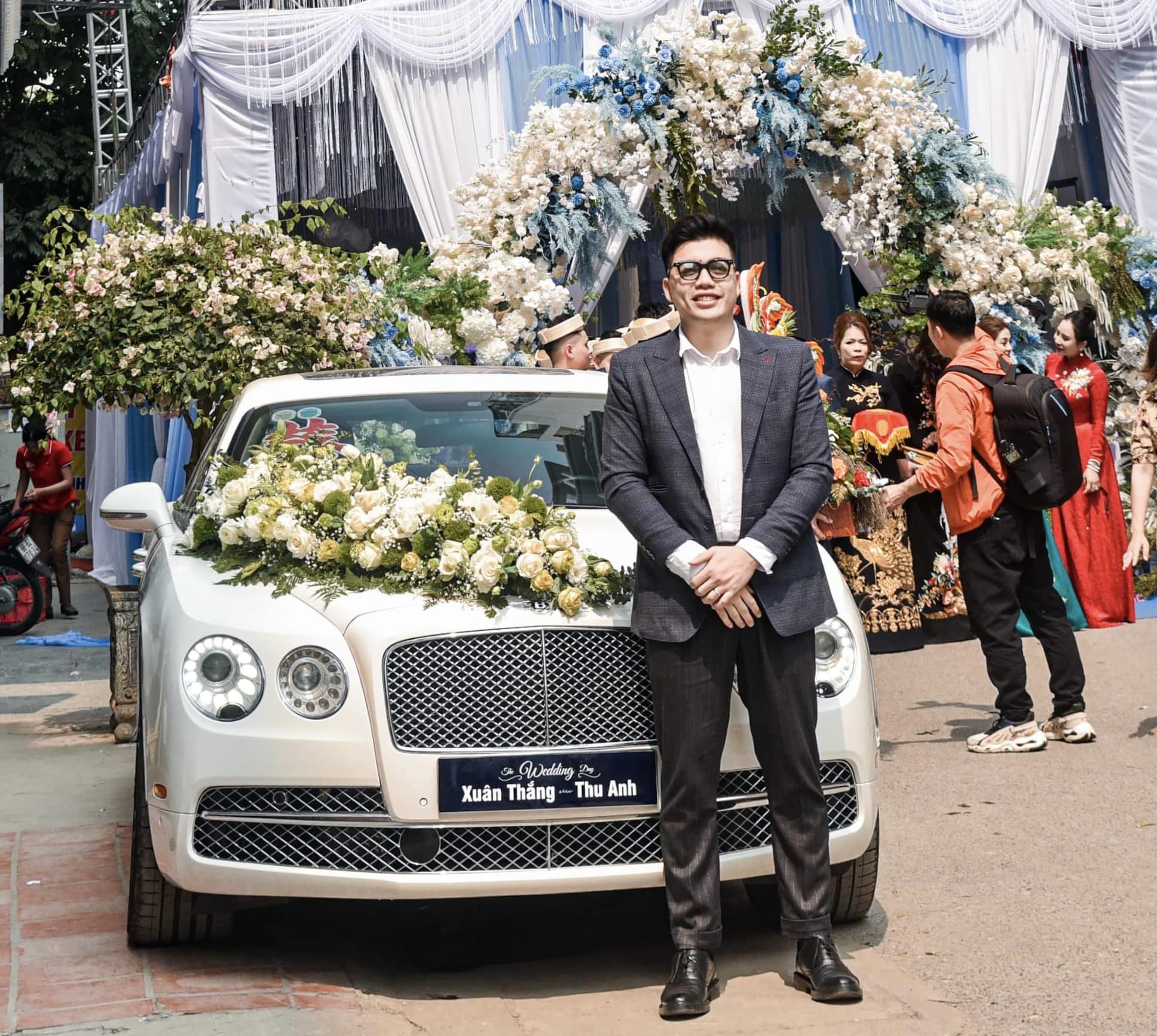Đám cưới siêu xe ở Hà Nội quy tụ cặp Rolls-Royce, Bentley: Hé lộ gia thế khủng của "đàng trai" - Ảnh 2. Đám cưới siêu xe ở Hà Nội quy tụ cặp Rolls-Royce, Bentley: Hé lộ gia thế khủng của "đàng trai" - Ảnh 2.