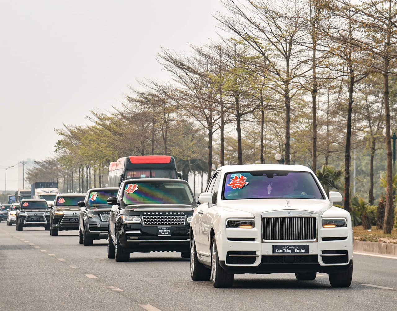 Đám cưới siêu xe ở Hà Nội quy tụ cặp Rolls-Royce, Bentley: Hé lộ gia thế khủng của "đàng trai" - Ảnh 1. Đám cưới siêu xe ở Hà Nội quy tụ cặp Rolls-Royce, Bentley: Hé lộ gia thế khủng của "đàng trai" - Ảnh 1.