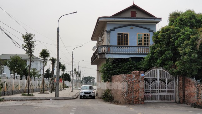 Kỳ lạ ngôi nhà 'mọc' giữa đường ở Quảng Ninh - Ảnh 2.
