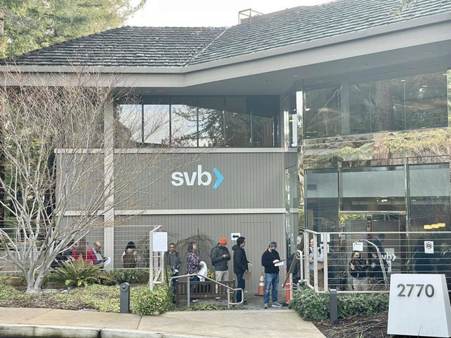 Cảnh tượng hàng trăm người xếp hàng dài chờ rút tiền ở Ngân hàng Thung lũng Silicon - Ảnh 2.