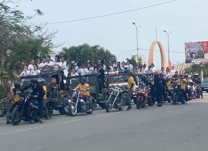 Chính quyền nói gì về vụ người đẹp ngồi xe Jeep cắm cờ nước ngoài, tài xế mặc rằn ri? - Ảnh 1.