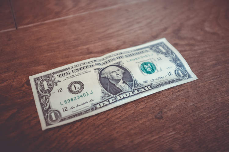 Cụ ông 65 tuổi xông vào ngân hàng chỉ để cướp 1 USD, ngồi đợi cảnh sát tới bắt rồi trình bày lý do kỳ quặc - Ảnh 1. Cụ ông 65 tuổi xông vào ngân hàng chỉ để cướp 1 USD, ngồi đợi cảnh sát tới bắt rồi trình bày lý do kỳ quặc - Ảnh 1.