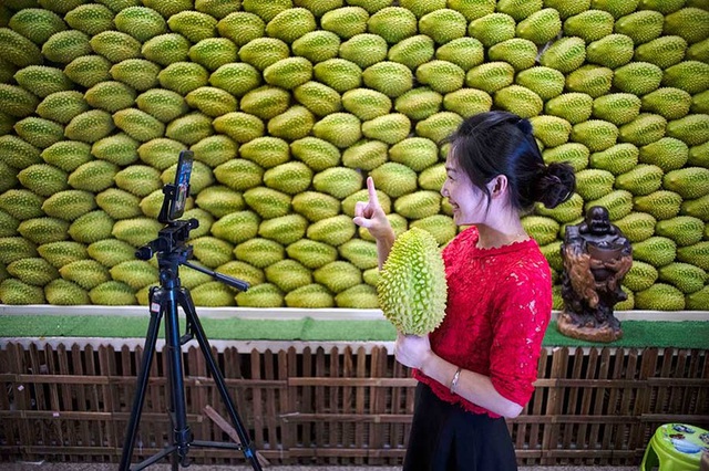 Ngôi làng làm giàu bằng điện thoại, thu nhập 3 ngày bằng người khác 'cày' cả năm: Sáng lái xe lam 3 bánh nhưng tối lại đi siêu xe thể thao - Ảnh 2.