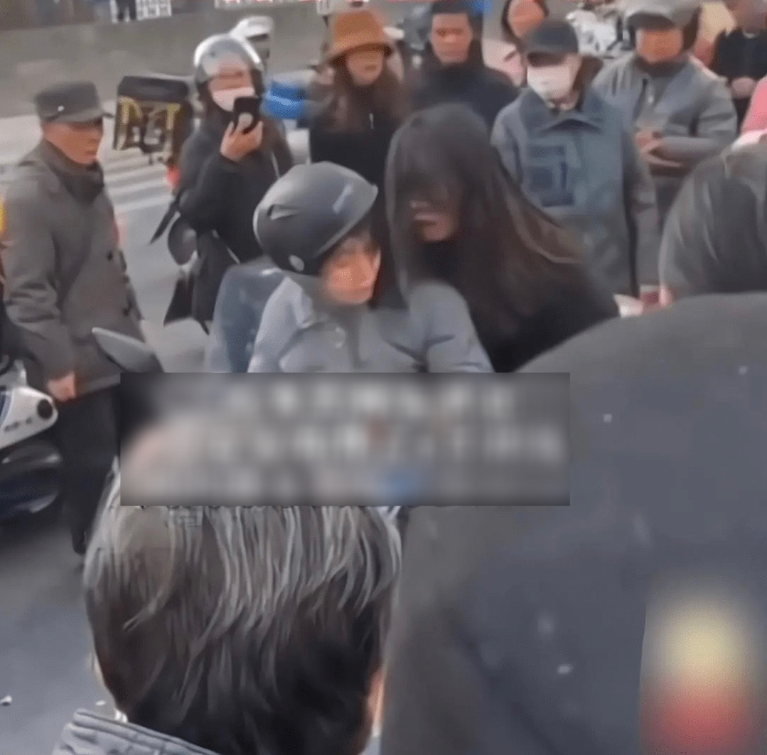 Con gái gào khóc sau xe máy của mẹ khiến người qua đường sửng sốt, biết nguyên nhân ai cũng ngán ngẩm: Phải thay đổi cách dạy con ngay! - Ảnh 1. Con gái gào khóc sau xe máy của mẹ khiến người qua đường sửng sốt, biết nguyên nhân ai cũng ngán ngẩm: Phải thay đổi cách dạy con ngay! - Ảnh 1.