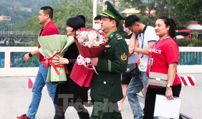 Gần 80 khách Trung Quốc đi tour du lịch 6 ngày nhập cảnh Lào Cai - Ảnh 2.