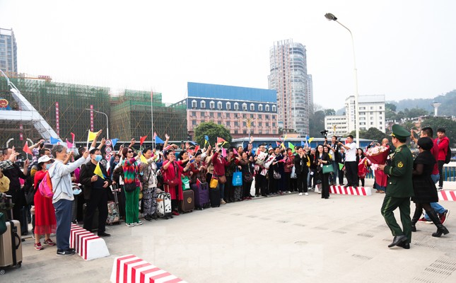 Gần 80 khách Trung Quốc đi tour du lịch 6 ngày nhập cảnh Lào Cai - Ảnh 3.