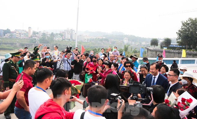 Gần 80 khách Trung Quốc đi tour du lịch 6 ngày nhập cảnh Lào Cai - Ảnh 5.