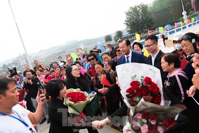 Gần 80 khách Trung Quốc đi tour du lịch 6 ngày nhập cảnh Lào Cai - Ảnh 6.