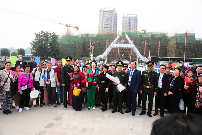 Gần 80 khách Trung Quốc đi tour du lịch 6 ngày nhập cảnh Lào Cai - Ảnh 7.
