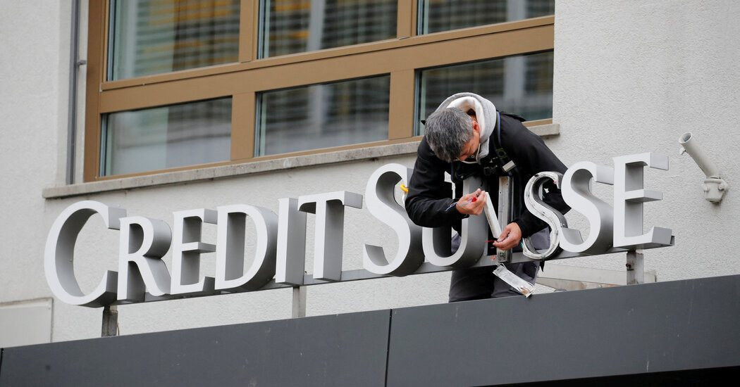 Thị trường “lấy lại bình tĩnh” sau cú sập đầu phiên vì lo sợ Credit Suisse vỡ nợ, Nasdaq chuyển xanh - Ảnh 1.