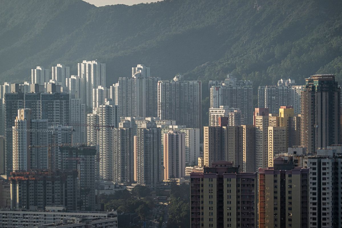 Vì sao Hong Kong có giá nhà ‘cắt cổ’, 23 tỷ đồng/ chỗ đỗ xe nhưng lại cực nhiều BĐS hạng sang hoang tàn như phế tích? - Ảnh 2.