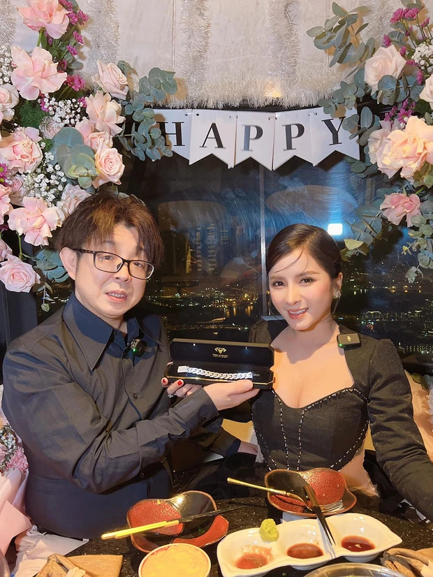 Từ YouTuber "kiếm tiền như nước" 200 triệu đồng/tháng, nhà xe cả BST, bà Nhân Vlog vướng ồn ào với bác sĩ, phải cúi đầu xin lỗi nhưng dư luận vẫn "quay lưng" - Ảnh 3. Từ YouTuber "kiếm tiền như nước" 200 triệu đồng/tháng, nhà xe cả BST, bà Nhân Vlog vướng ồn ào với bác sĩ, phải cúi đầu xin lỗi nhưng dư luận vẫn "quay lưng" - Ảnh 3.