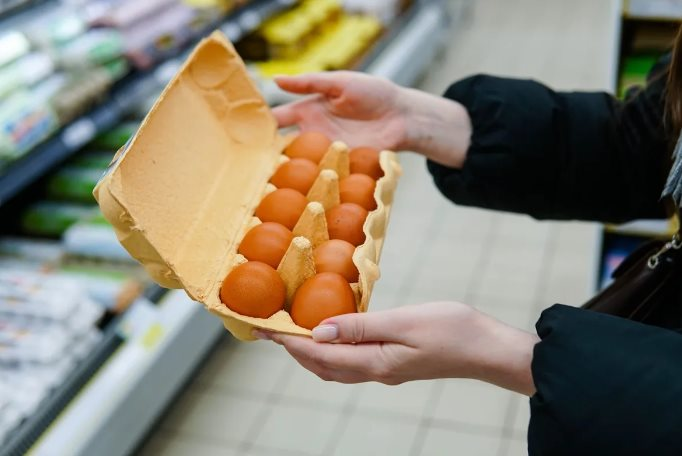 Mỹ: Giá trứng đắt đến nỗi một chuỗi tạp hóa có 8.000 cửa hàng buộc phải ngừng kinh doanh mặt hàng này - Ảnh 1.