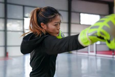 Nữ vệ sĩ GenZ nổi tiếng nhất đất nước tỉ dân: Khi nhỏ được mệnh danh là lực sĩ Hercules, chứng kiến bố bị thương nên quyết tâm học võ, giờ đây chỉ cần 1 cây bút để tự vệ cho bản thân - Ảnh 1. Nữ vệ sĩ GenZ nổi tiếng nhất đất nước tỉ dân: Khi nhỏ được mệnh danh là lực sĩ Hercules, chứng kiến bố bị thương nên quyết tâm học võ, giờ đây chỉ cần 1 cây bút để tự vệ cho bản thân - Ảnh 1.