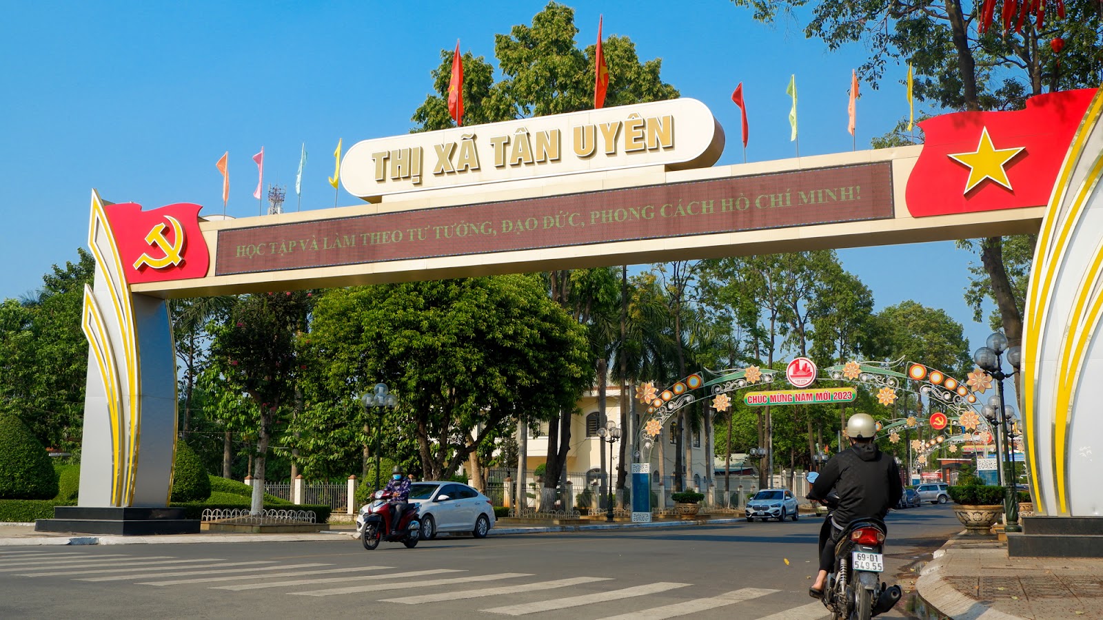 Toàn cảnh thị xã đông dân nhất Việt Nam sắp lên thành phố - Ảnh 2.