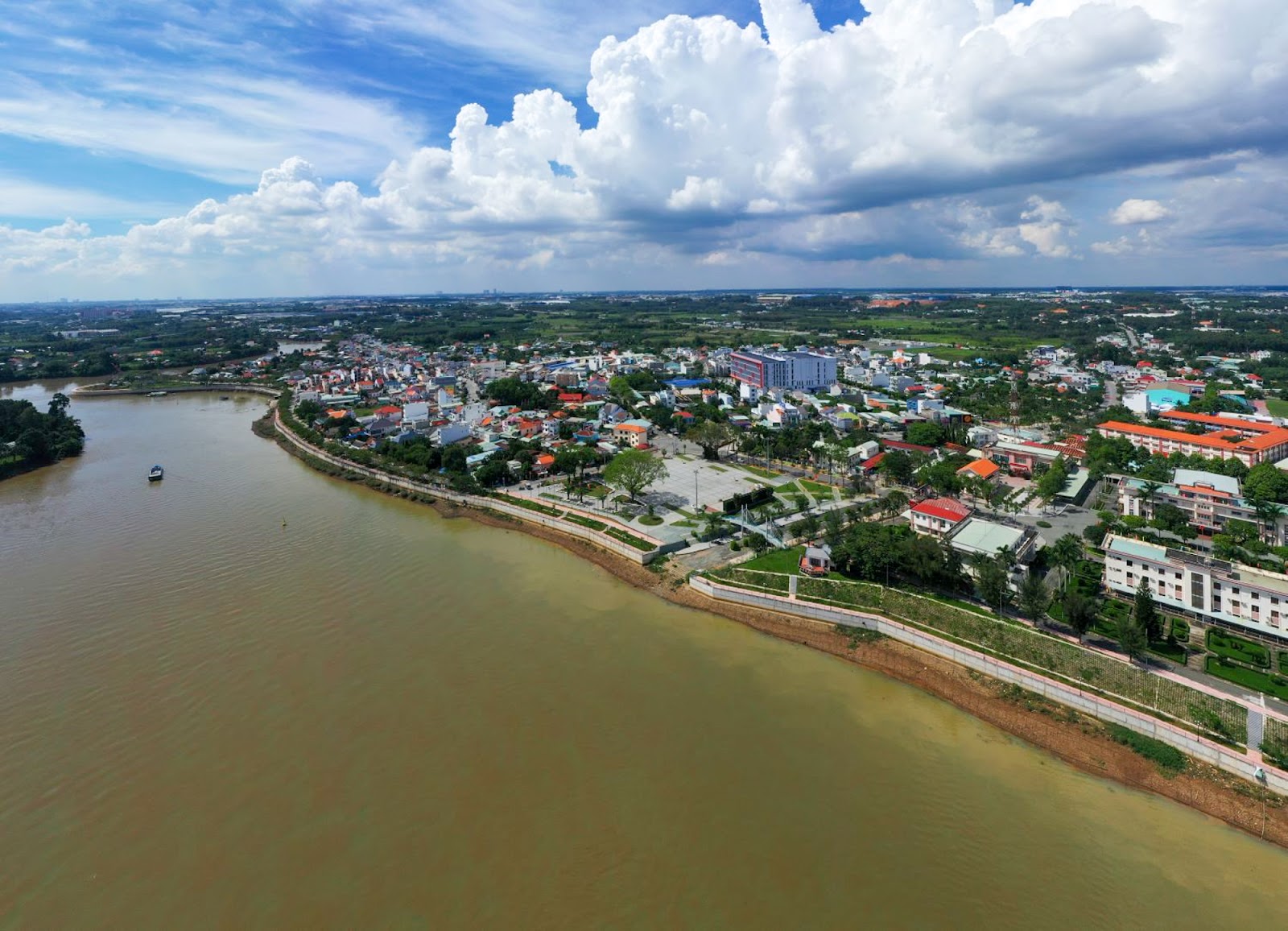 Toàn cảnh thị xã đông dân nhất Việt Nam sắp lên thành phố - Ảnh 3.