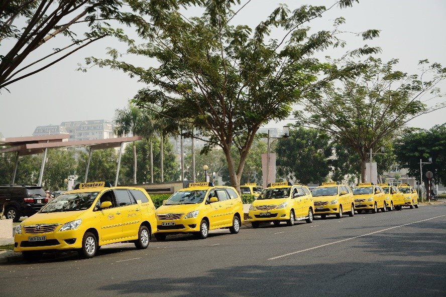 Ông Phạm Nhật Vượng thành lập công ty taxi điện, các hãng taxi truyền thống liền đua nhau chiêu mộ tài xế - Ảnh 2. Ông Phạm Nhật Vượng thành lập công ty taxi điện, các hãng taxi truyền thống liền đua nhau chiêu mộ tài xế - Ảnh 2.