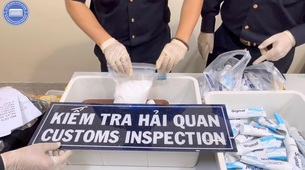 4 tiếp viên Vietnam Airlines mang 11,48 kg ma túy - Ảnh 2. 4 tiếp viên Vietnam Airlines mang 11,48 kg ma túy - Ảnh 2.