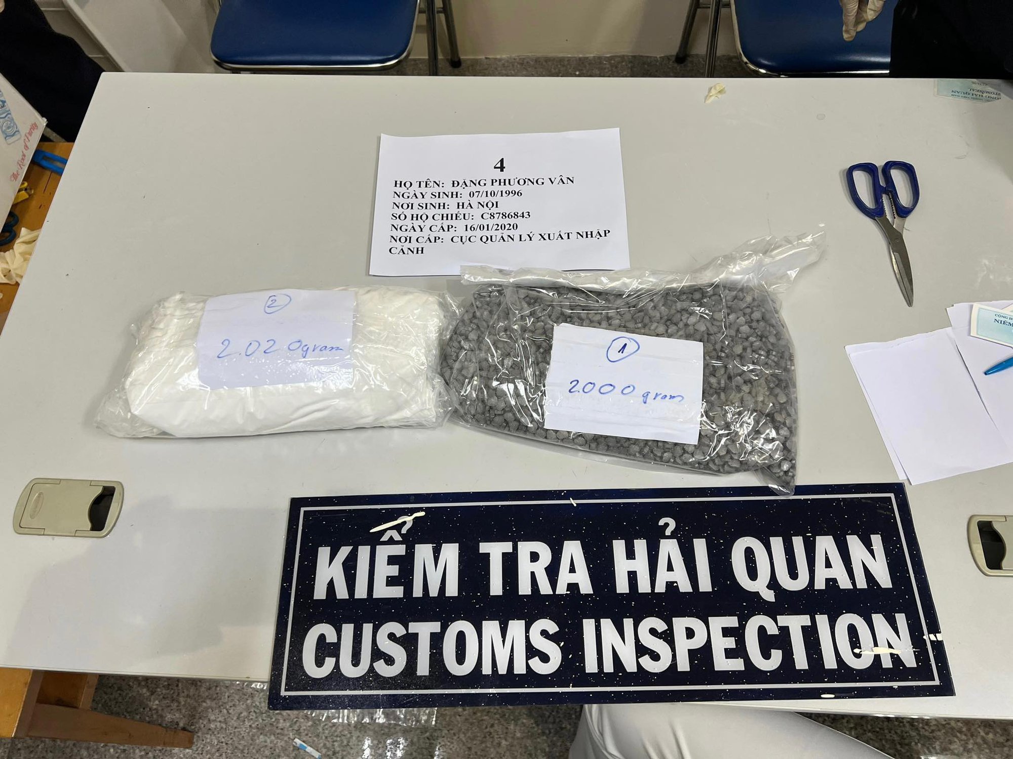 4 tiếp viên Vietnam Airlines mang 11,48 kg ma túy - Ảnh 4. 4 tiếp viên Vietnam Airlines mang 11,48 kg ma túy - Ảnh 4.