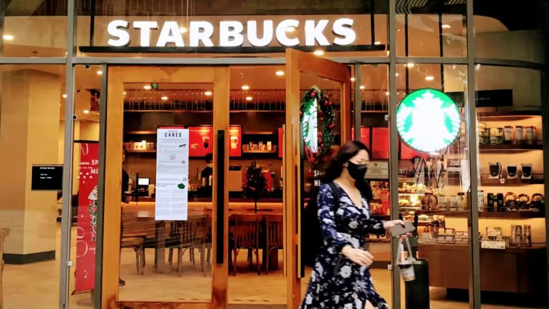 Ly cà phê giá 100.000 đồng và 'vị đắng' của Starbucks sau 10 năm vào Việt Nam - Ảnh 1.