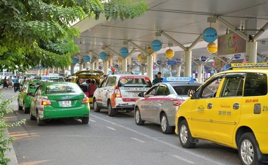 Ông Phạm Nhật Vượng thành lập công ty taxi điện, các hãng taxi truyền thống liền đua nhau chiêu mộ tài xế - Ảnh 1. Ông Phạm Nhật Vượng thành lập công ty taxi điện, các hãng taxi truyền thống liền đua nhau chiêu mộ tài xế - Ảnh 1.