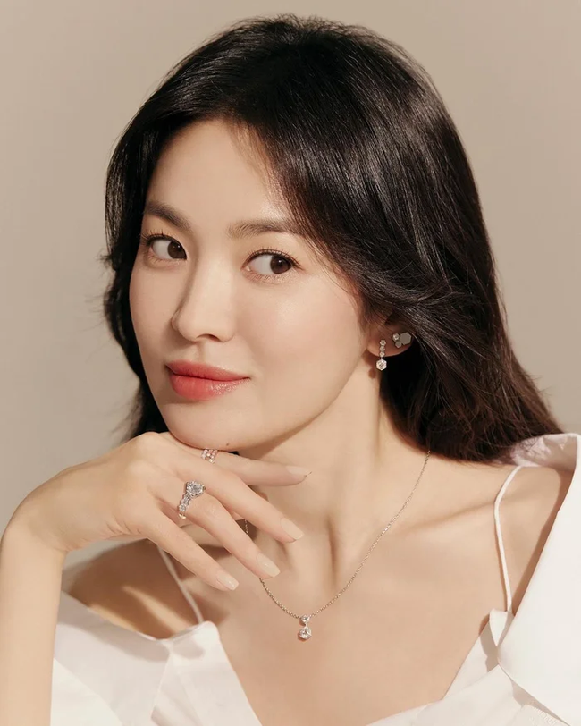 Khó thở khi bóc giá đồ dùng trong nhà Song Hye Kyo: Loa nghe nhạc giá gần 1 tỷ, ly uống trà siêu chảnh giá 200 đô - Ảnh 1. Khó thở khi bóc giá đồ dùng trong nhà Song Hye Kyo: Loa nghe nhạc giá gần 1 tỷ, ly uống trà siêu chảnh giá 200 đô - Ảnh 1.