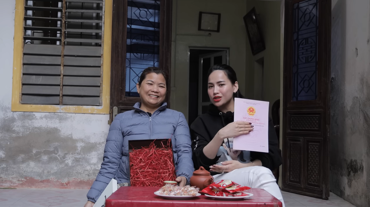 Từng bị một người phụ nữ từ chối cho vay tiền, vài năm sau “chiến thần review” Võ Hà Linh tặng lại hai cuốn sổ đỏ - Ảnh 2.