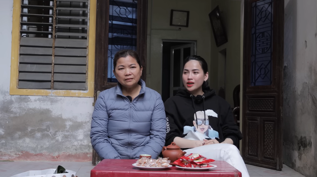 Từng bị một người phụ nữ từ chối cho vay tiền, vài năm sau “chiến thần review” Võ Hà Linh tặng lại hai cuốn sổ đỏ - Ảnh 1.