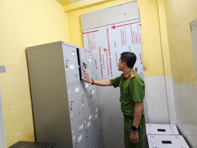 Công an Cần Thơ đồng loạt kiểm tra 13 chi nhánh F88 - Ảnh 2. Công an Cần Thơ đồng loạt kiểm tra 13 chi nhánh F88 - Ảnh 2.