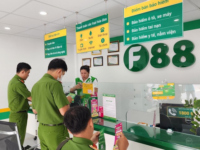 Công an Cần Thơ đồng loạt kiểm tra 13 chi nhánh F88 - Ảnh 1. Công an Cần Thơ đồng loạt kiểm tra 13 chi nhánh F88 - Ảnh 1.